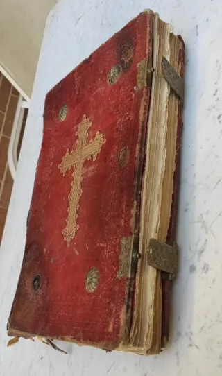 Libro religioso muy antiguo 