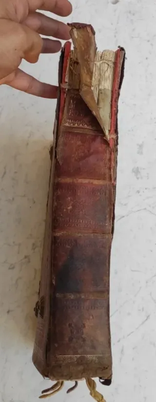 Libro religioso muy antiguo 
