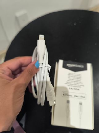 Cable USB-C a Lightning Amazon Basics 0.9m