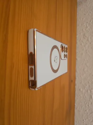 Funda móvil blanca con corazón dorado
