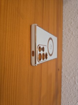 Funda móvil blanca con corazón dorado