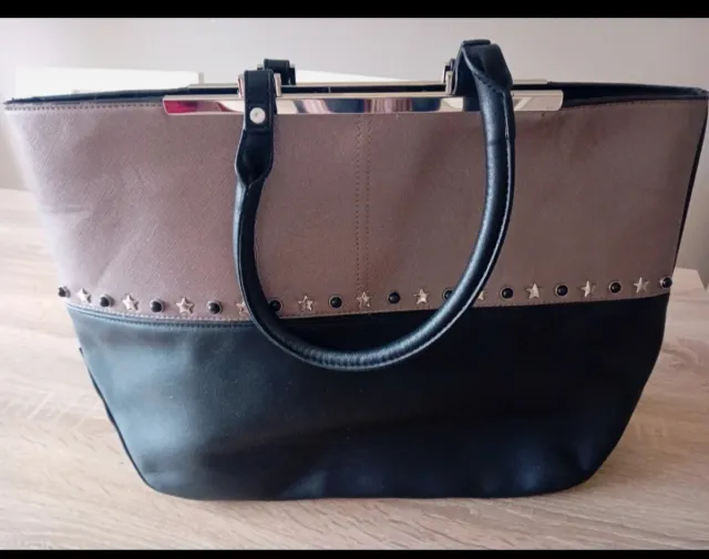 Bolso Beige y Negro con Tachuelas