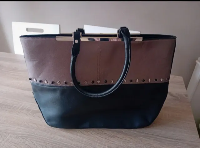 Bolso Beige y Negro con Tachuelas