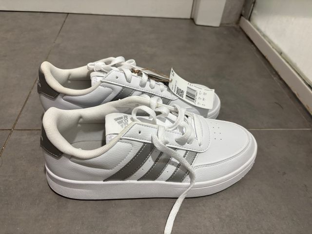Zapatillas Adidas Blancas y Plateadas de segunda mano por 30 EUR - Main Image