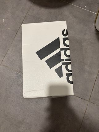 Zapatillas Adidas Blancas y Plateadas