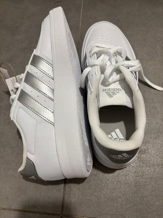Zapatillas Adidas Blancas y Plateadas