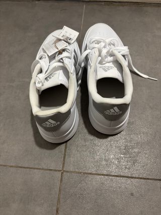 Zapatillas Adidas Blancas y Plateadas