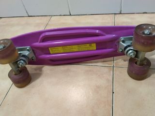 Patín morado de 4 ruedas ilumandas