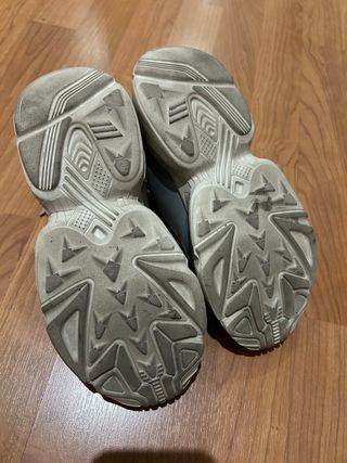 Zapatillas grises y blancas