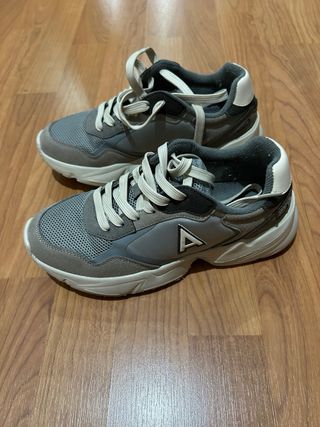 Zapatillas grises y blancas