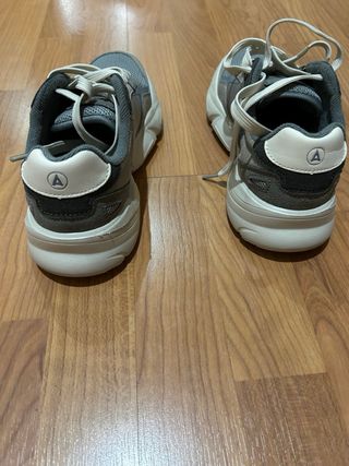 Zapatillas grises y blancas