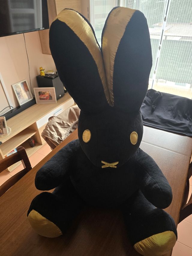 Peluche con orejas grandes negro y dorado