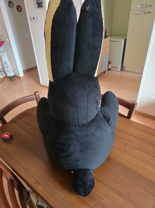 Peluche con orejas grandes negro y dorado