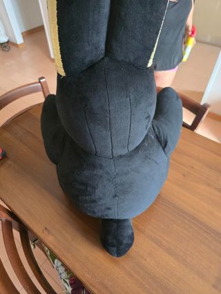 Peluche con orejas grandes negro y dorado