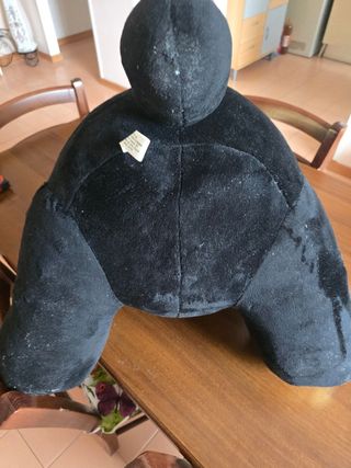 Peluche con orejas grandes negro y dorado