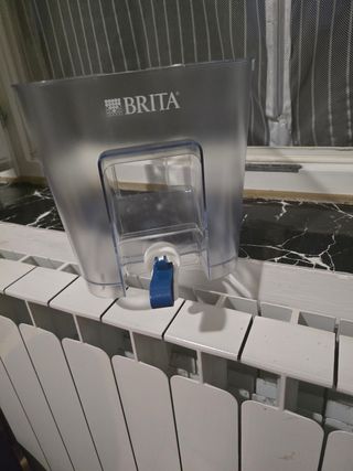 Brocca trasparente con rubinetto