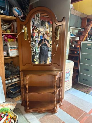 Mueble de entrada de madera con espejo