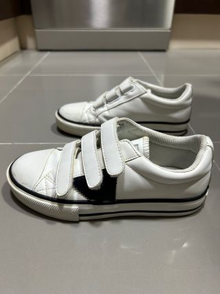 Zapatillas blancas con velcro