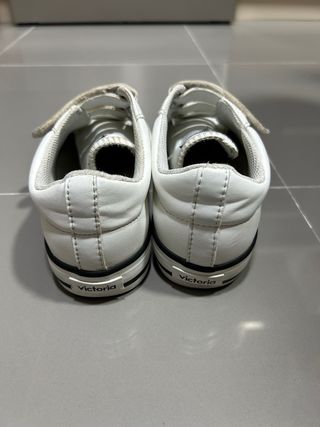Zapatillas blancas con velcro