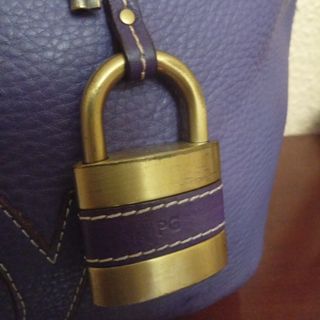 Bolso Purificación García morado piel con bandoler