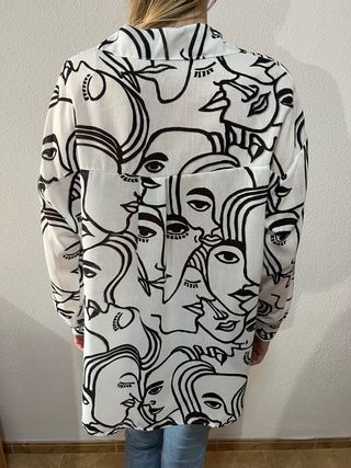 Blusa XL / XXL estampado caras blanco y negro muje