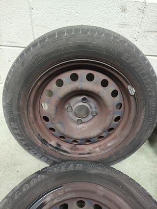 Juego 4 Llantas  con cubiertas Kia Rio de 2014 