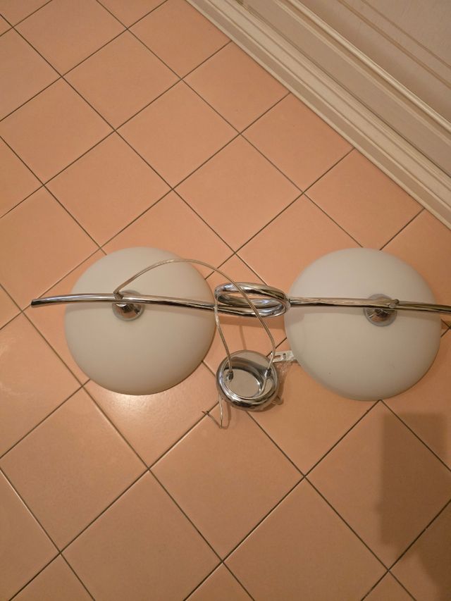 Lampada da soffitto in metallo e vetro.
Perfette.