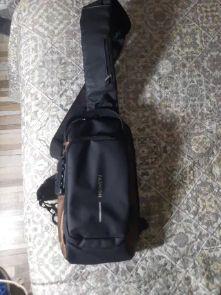 Mochila Cruzada Negra y Marrón