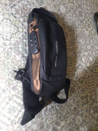 Mochila Cruzada Negra y Marrón