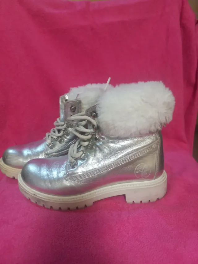 Botas plateadas con pelo