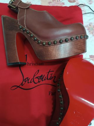 Zuecos Christian Louboutin Madera Tachuelas.