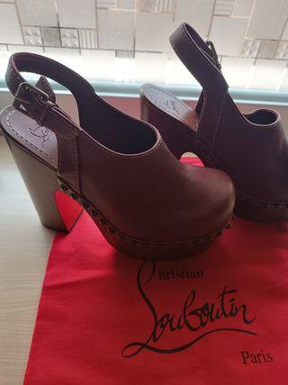 Zuecos Christian Louboutin Madera Tachuelas.