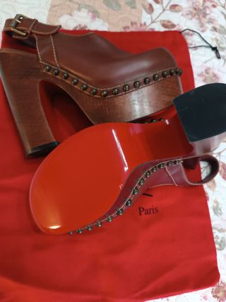 Zuecos Christian Louboutin Madera Tachuelas.