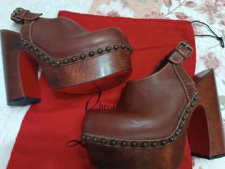 Zuecos Christian Louboutin Madera Tachuelas.