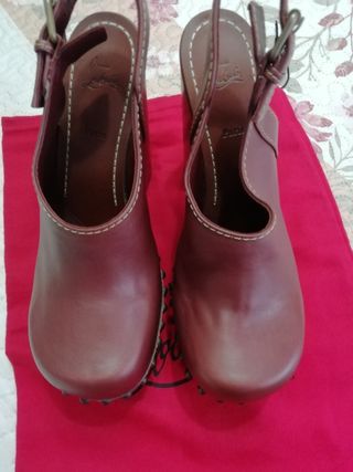Zuecos Christian Louboutin Madera Tachuelas.