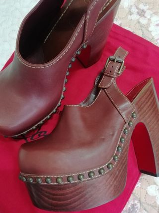 Zuecos Christian Louboutin Madera Tachuelas.