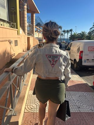 Chaqueta vaquera corta Guess beige Talla S