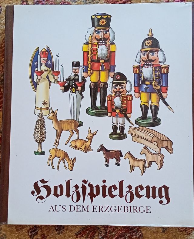 Libro. juguetes de madera típicos alemanes