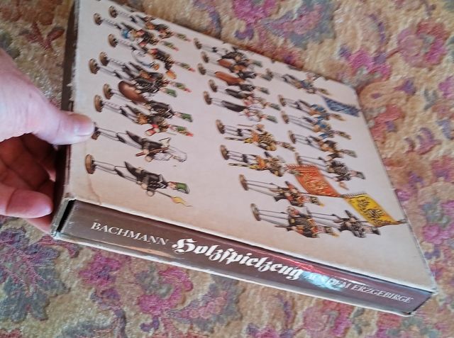 Libro. juguetes de madera típicos alemanes