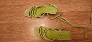 Sandalias de tiras verdes con tacón STRADIVARIUS
