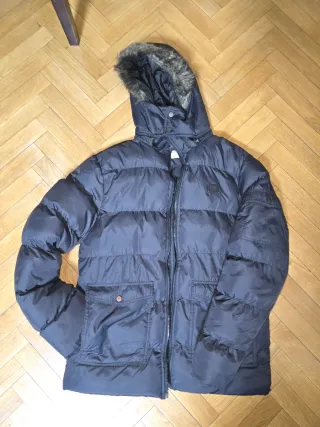 Abrigo negro con capucha