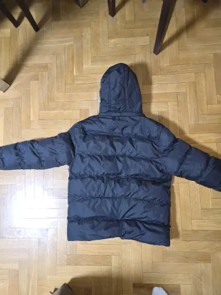 Abrigo negro con capucha