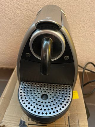 Cafetera Nespresso Krupps color gris
