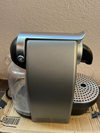 Cafetera Nespresso Krupps color gris