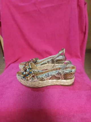 Sandalias  de piel de cuña con pedrería