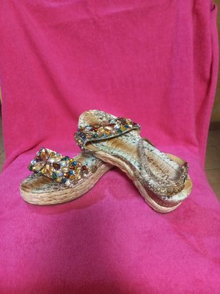 Sandalias  de piel de cuña con pedrería