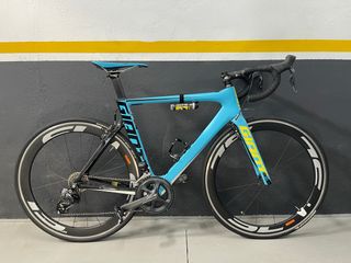 Bicicleta de carretera Giant azul