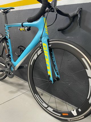Bicicleta de carretera Giant azul