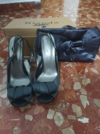 Zapatos de tacón y bolso de fiesta