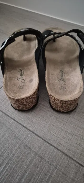 Sandalias con cuña negras florales